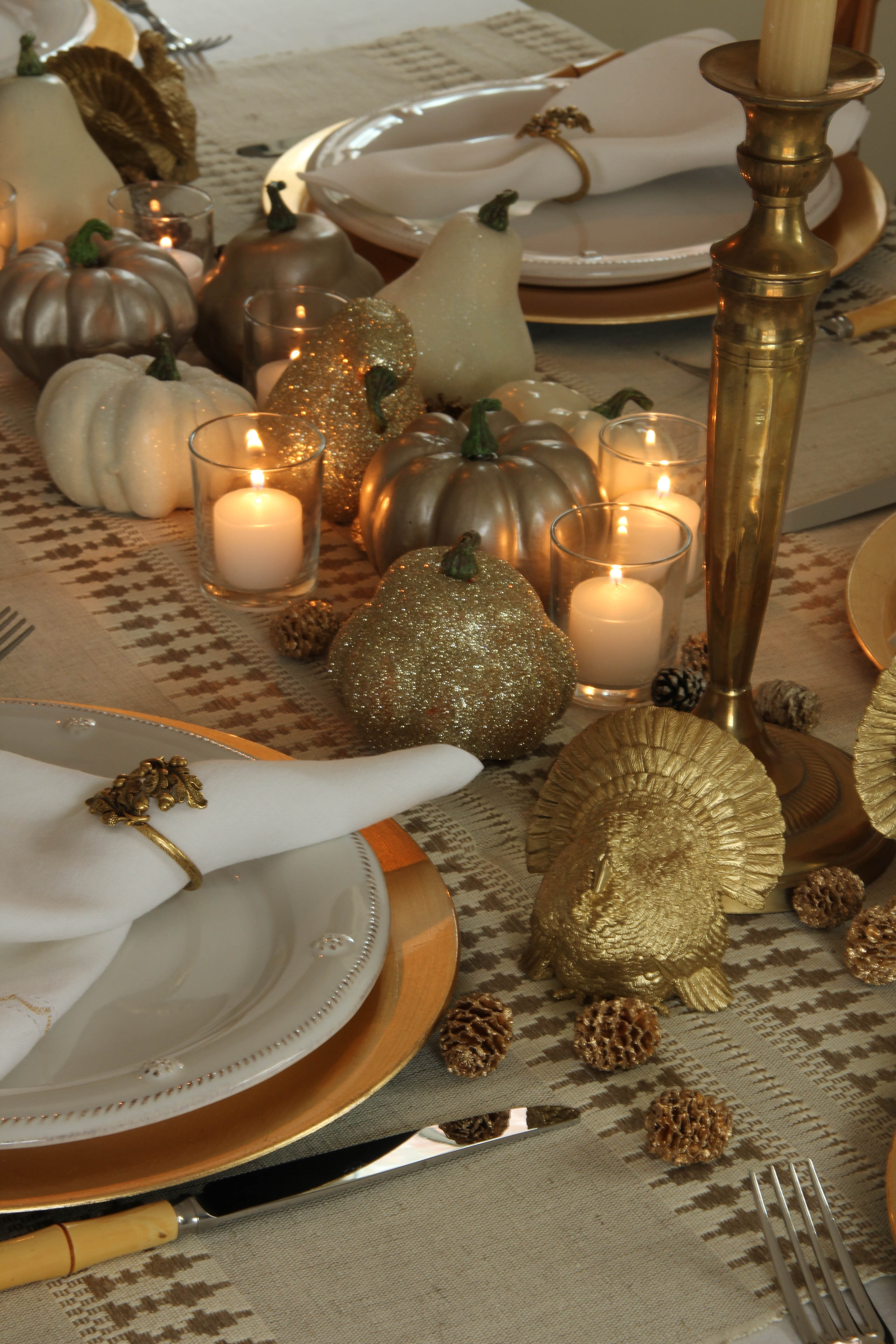 Recreate my Thanksgiving table with these easy DIY metallic and glitter gourds. Setting the table was so much fun and it looks so festive!