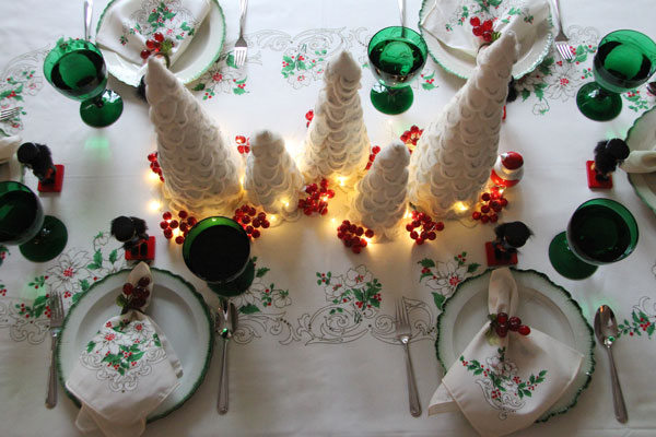 Can't figure out how you want to decorate your Christmas table? Make it festive with one of a kind vintage finds!