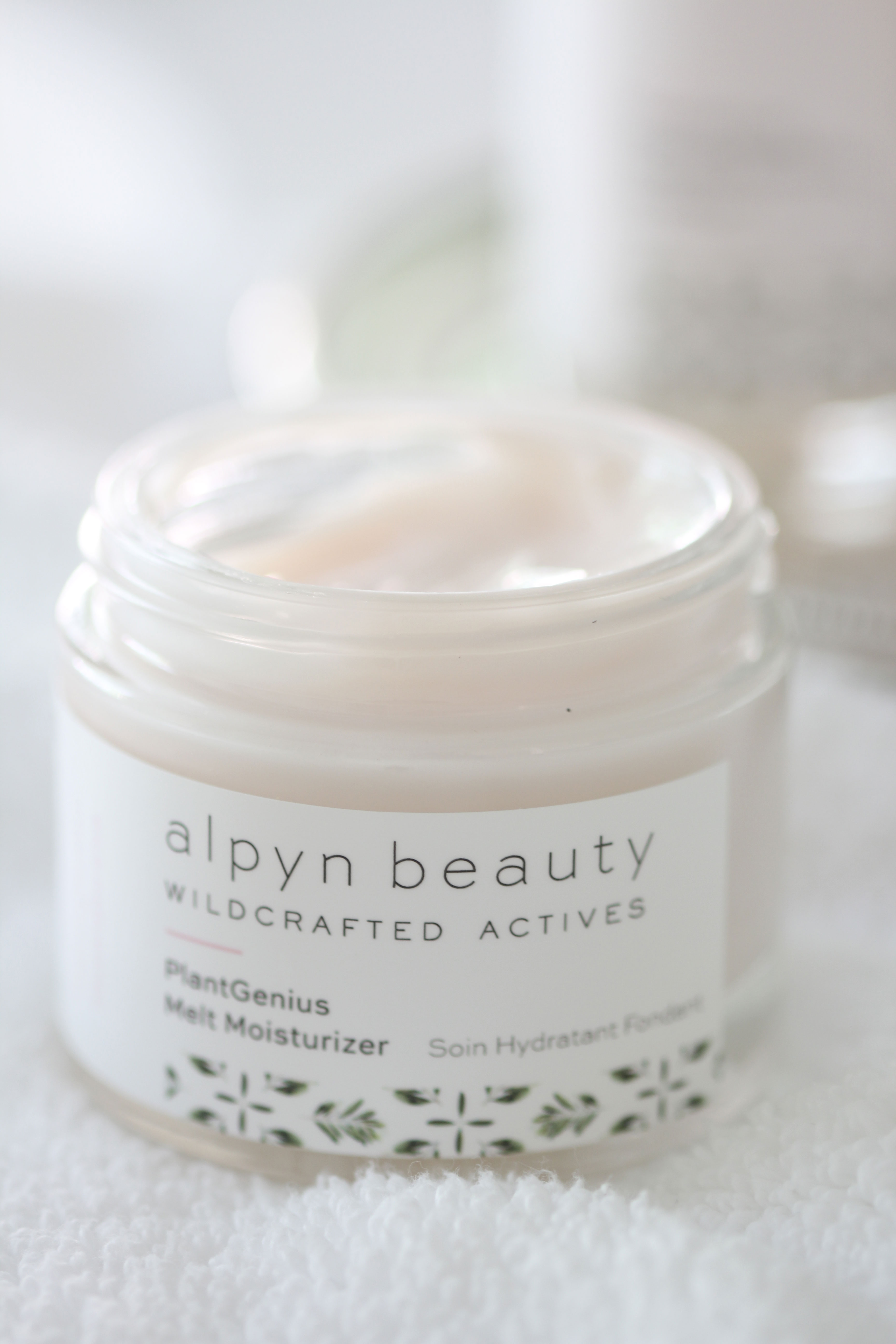 Treat your skin to them best clean beauty products from Alpyn Beauty! Includes a moisturizer that fortifies, maintains, and repairs skin’s natural moisture barrier.